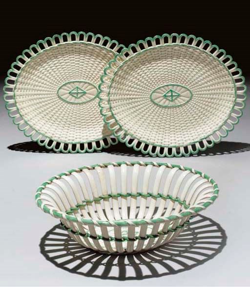 CORBEILLE ET DEUX PLATEAUX EN FAIENCE FINE ANGLAISE (NEALE AND CO.) DU XIXème SIECLE