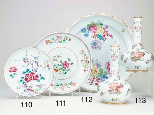 ASSIETTE EN PORCELAINE DE LA FAMILLE ROSE