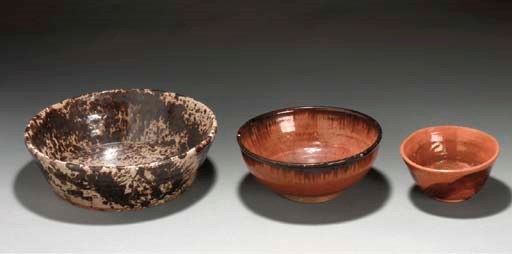 A GROUP OF THREE GLAZED REDWARE BOWLS