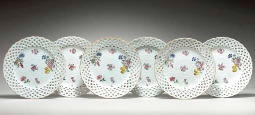 A SET OF THIRTEEN FAMILLE ROSE RETICULATED PLATES