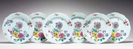 A SET OF FIFTEEN FAMILLE ROSE PLATES
