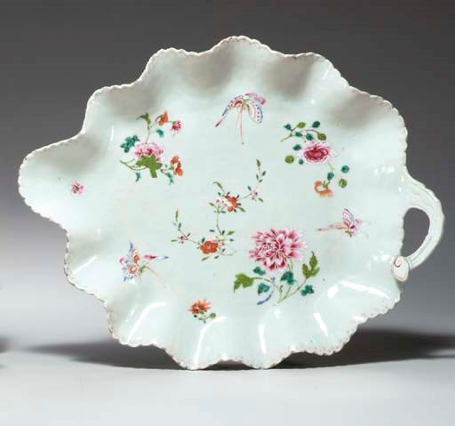 A LARGE FAMILLE ROSE LEAF DISH