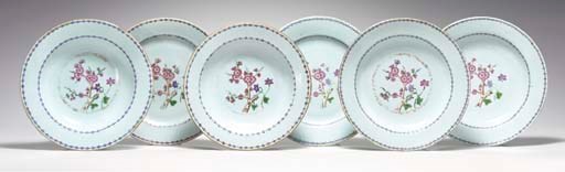 A SET OF FIFTEEN FAMILLE ROSE PLATES