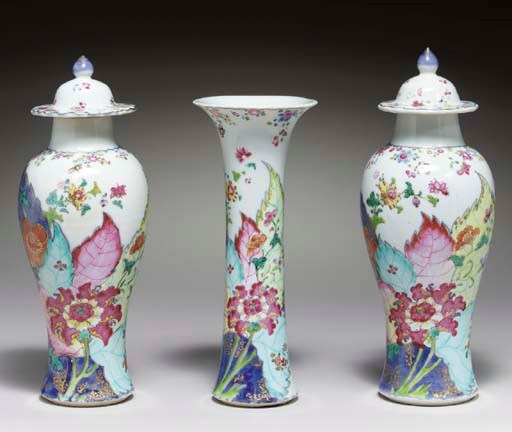 A SMALL TOBACCO LEAF THREE-PIECE GARNITURE