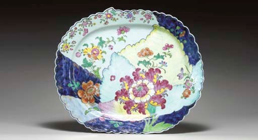 A LARGE TOBACCO LEAF PLATTER