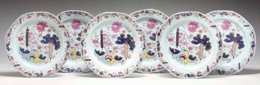 A SET OF TWELVE TOBACCO LEAF TYPE PLATES