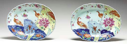 A PAIR OF TOBACCO LEAF PLATTERS