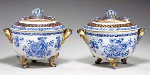 A PAIR OF BLUE AND WHITE POT-POURRI BOWLS AND COVERS