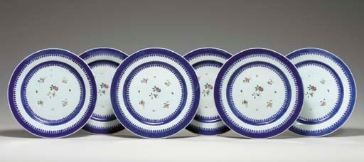A SET OF TWENTY-FOUR FAMILLE ROSE AND BLUE AND WHITE PLATES