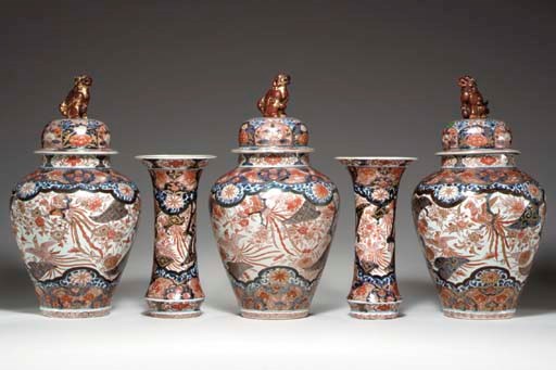 AN ARITA PORCELAIN FIVE-PIECE GARNITURE