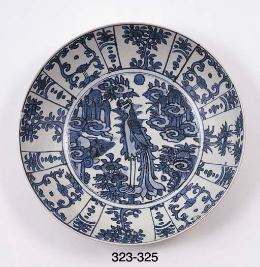 A LARGE UNDERGLAZE BLUE AND WHITE BOWL