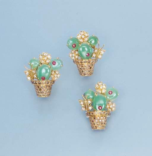 A PAIR OF CHALCEDONY AND DIAMOND EAR CLIPS AND BROOCH