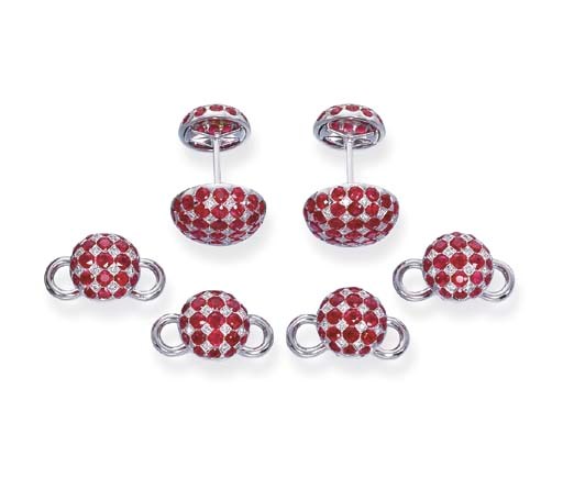 A GENTLEMAN'S DRESS SET