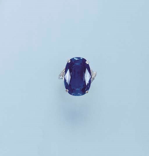 A SAPPHIRE SINGLE-STONE RING