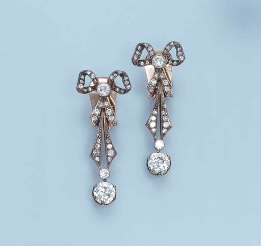A PAIR OF ANTIQUE DIAMOND EAR PENDANTS