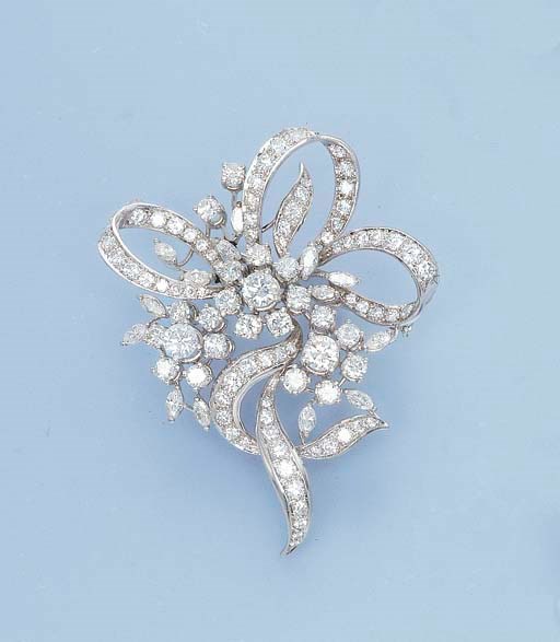 A DIAMOND FLORAL BROOCH