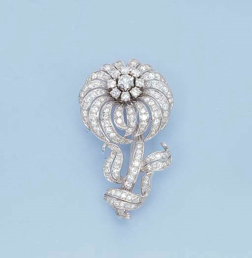 A DIAMOND FLORAL BROOCH
