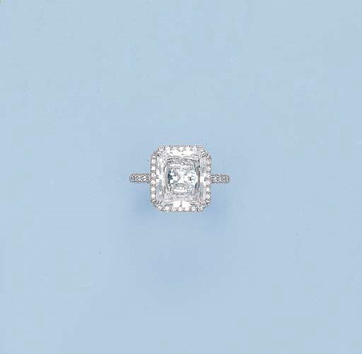 A DIAMOND SINGLE-STONE RING