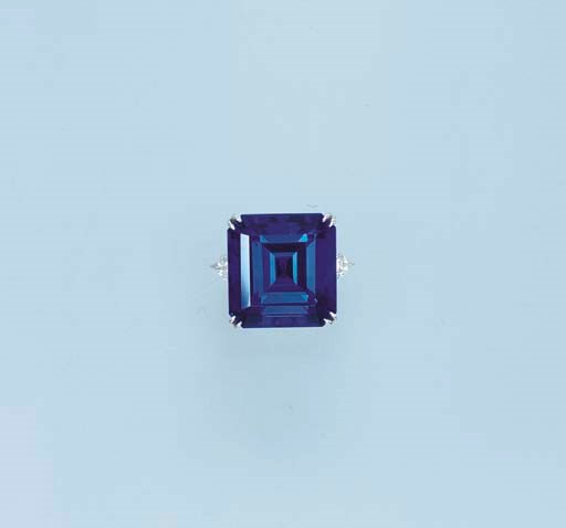 A TANZANITE SINGLE-STONE RING