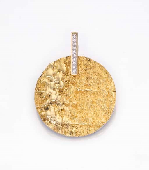 A GOLD AND DIAMOND PENDANT, BY CHAUMET
