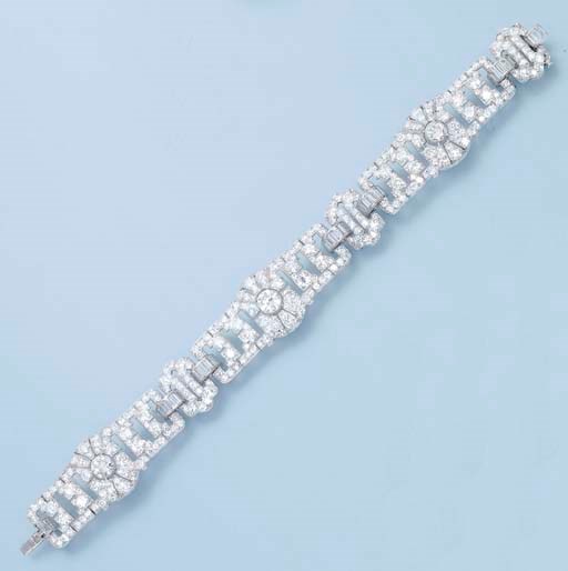 AN ART DECO DIAMOND BRACELET, BY CARTIER
