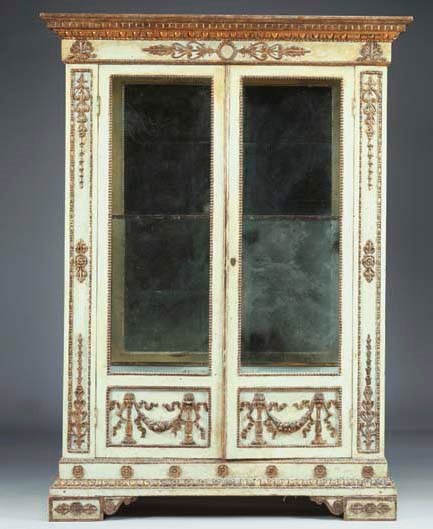 VETRINA IN LEGNO INTAGLIATO, DIPINTO E DORATO,