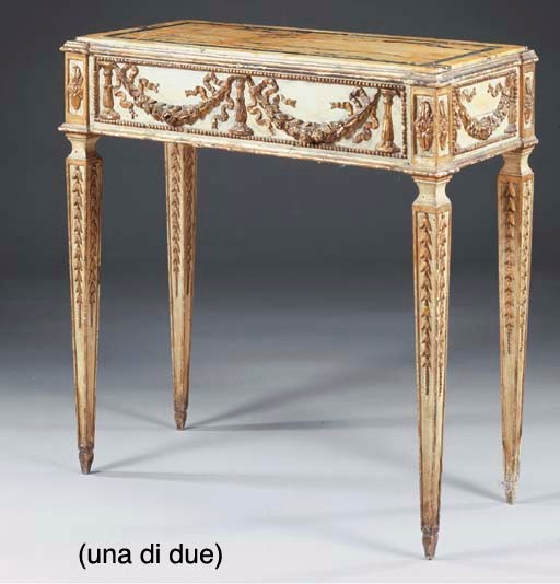 COPPIA DI CONSOLES IN LEGNO INTAGLIATO, DIPINTO E DORATO,