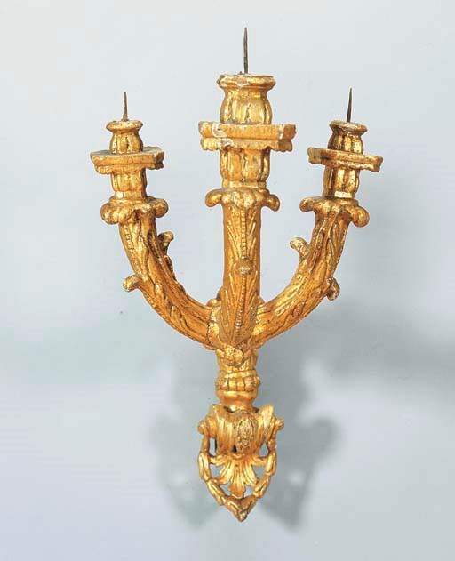 APPLIQUE A TRE LUCI IN LEGNO INTAGLIATO E DORATO, SECOLO XVIII,