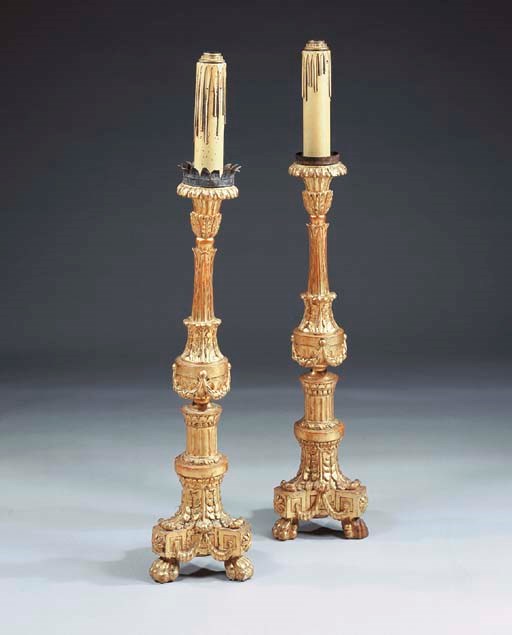 COPPIA DI PIANTANE IN LEGNO INTAGLIATO E DORATO, INIZI SECOLO XIX,