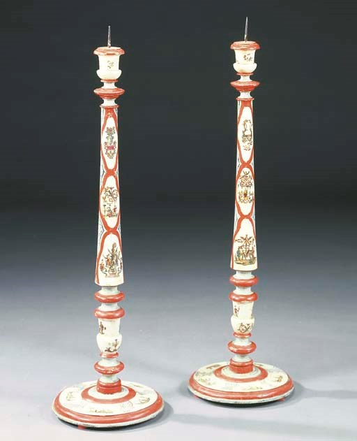 COPPIA DI CANDELABRI IN LEGNO DIPINTO IN POLICROMIA, SECOLO XIX,