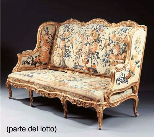 DIVANO AD ORECCHIE IN LEGNO INTAGLIATO E DORATO, FRANCIA, SECOLO XIX,