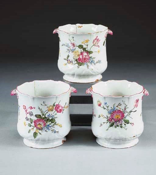 SERIE DI TRE CACHE POTS IN MAIOLICA DI MARSIGLIA, METÀ SECOLO XVIII,