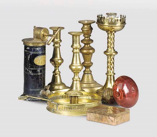 A BOX OF ANTIQUE AND MODERN BRASS AND ORMOLU FITTINGS