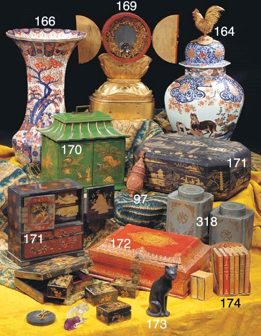 CENDRIER ET DEUX STATUETTES