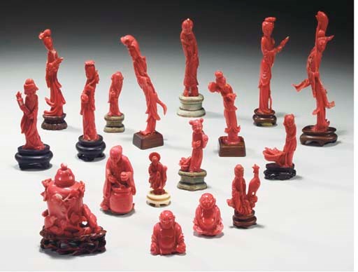 DIX-SEPT PIECES EN CORAIL SCULPTE