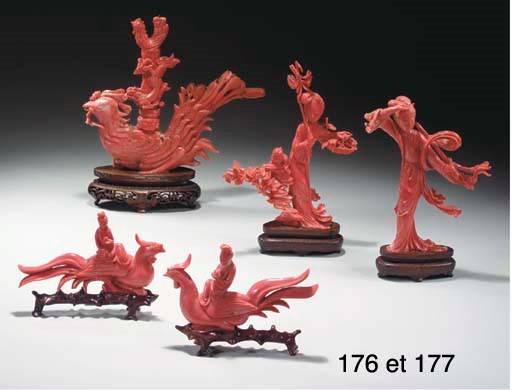DEUX STATUETTES DE GUANYIN EN CORAIL SCULPTE