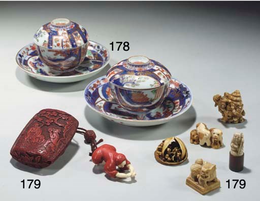 PAIRE DE TASSES COUVERTES ET SOUCOUPES EN PORCELAINE IMARI