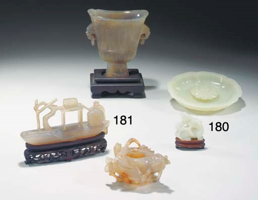 PORTE-TASSE EN JADE VERT CELADON ET PETIT GROUPE SCULPTE EN JADE BLANC