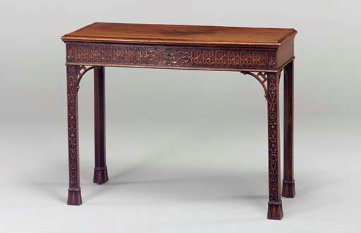 AN EARLY GEORGE III MAHOGANY SIDE TABLE