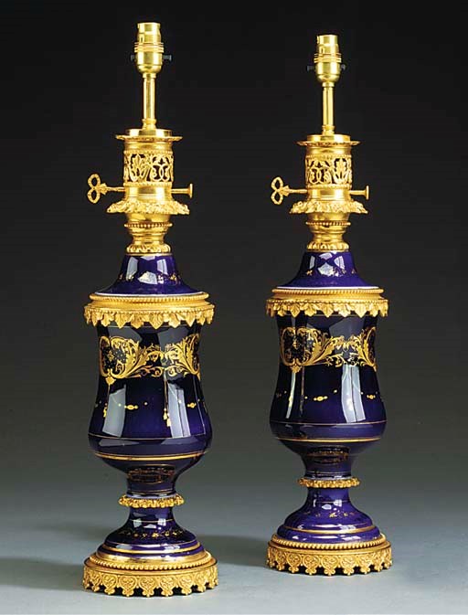 A PAIR OF GILT BRONZE AND BLUE PORCELAIN TABLE LAMPS