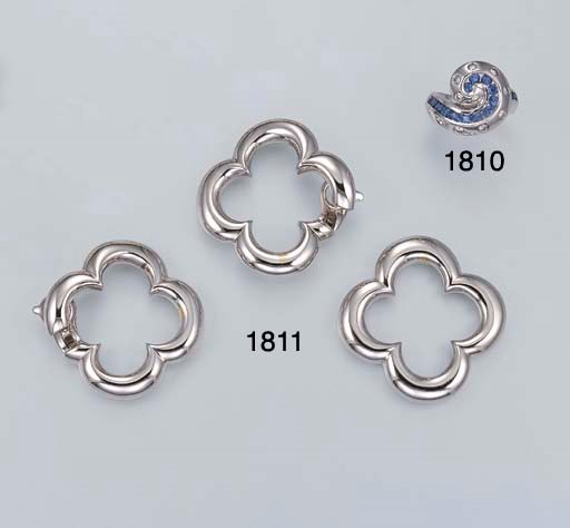 A SET OF WHITE GOLD JEWELLERY