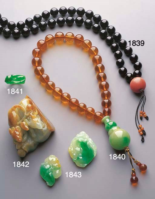 A STRAND OF AMBER BEADS AND A JADEITE FOTOUTA