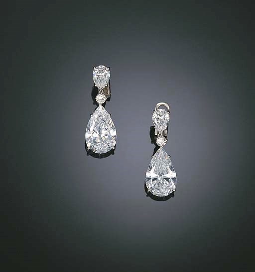 A PAIR OF DIAMOND EAR PENDANTS