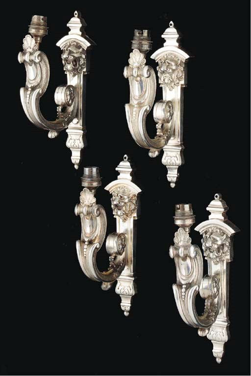 SUITE DE QUATRE APPLIQUES DE STYLE LOUIS XVI