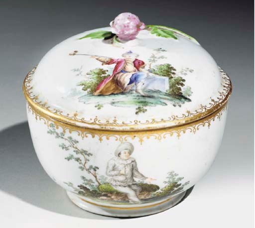 SUCRIER ET SON COUVERCLE EN PORCELAINE DE VIENNE DU XVIIIEME SIECLE
