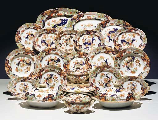 PARTIE DE SERVICE DE TABLE EN PORCELAINE ANGLAISE DE LA FIN DU XIXEME SIECLE