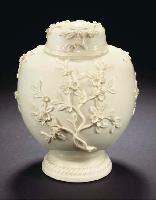 VASE ET SON COUVERCLE EN PORCELAINE BLANCHE DE BÖTTGER DU XVIIIEME SIECLE