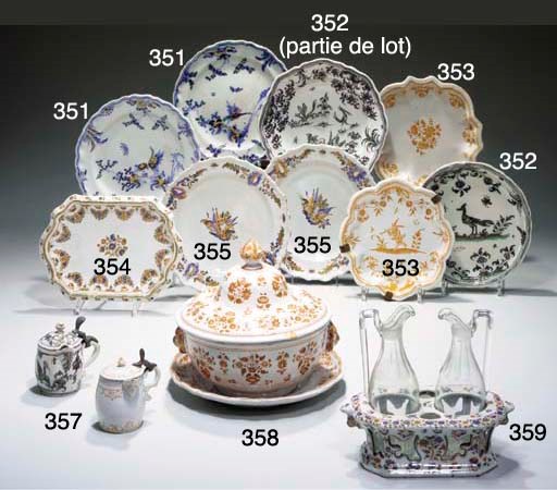 PAIRE D'ASSIETTES EN FAIENCE DE MOUSTIERS (FOUQUE) DU XVIIIème SIECLE