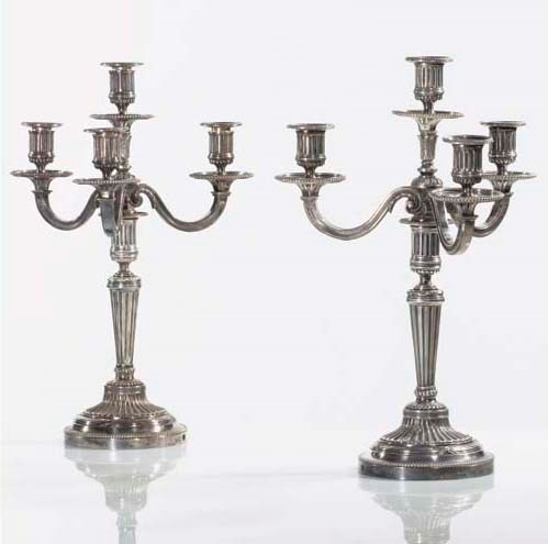 PAIRE DE CANDELABRES A QUATRE LUMIERES EN METAL ARGENTE