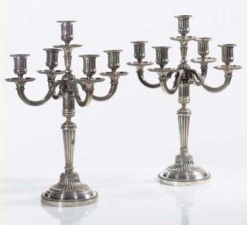 PAIRE DE CANDELABRES A CINQ LUMIERES EN METAL ARGENTE